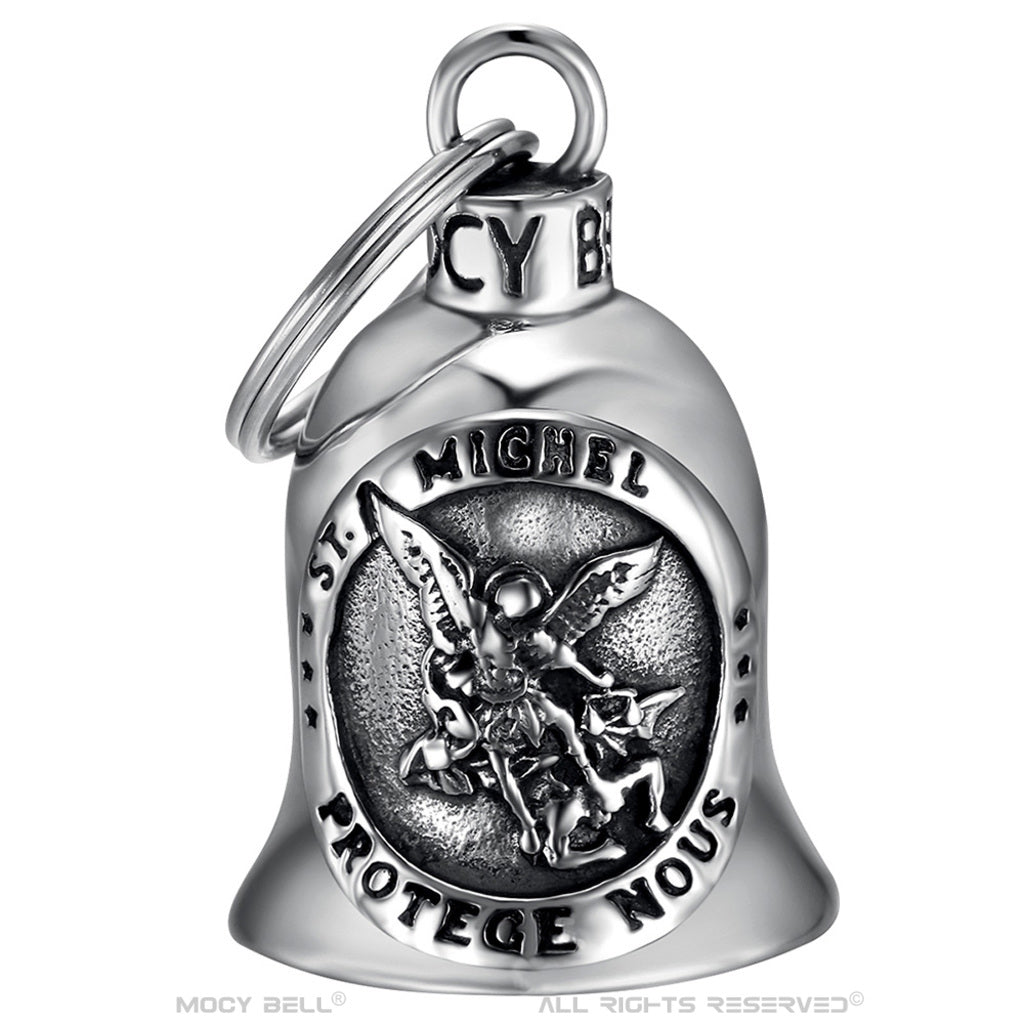 Porte-bonheur moto MocyBell “Saint Michel Protège-Nous”, symbole spirituel de protection, gravé sur acier inoxydable, prêt à accompagner chaque trajet.