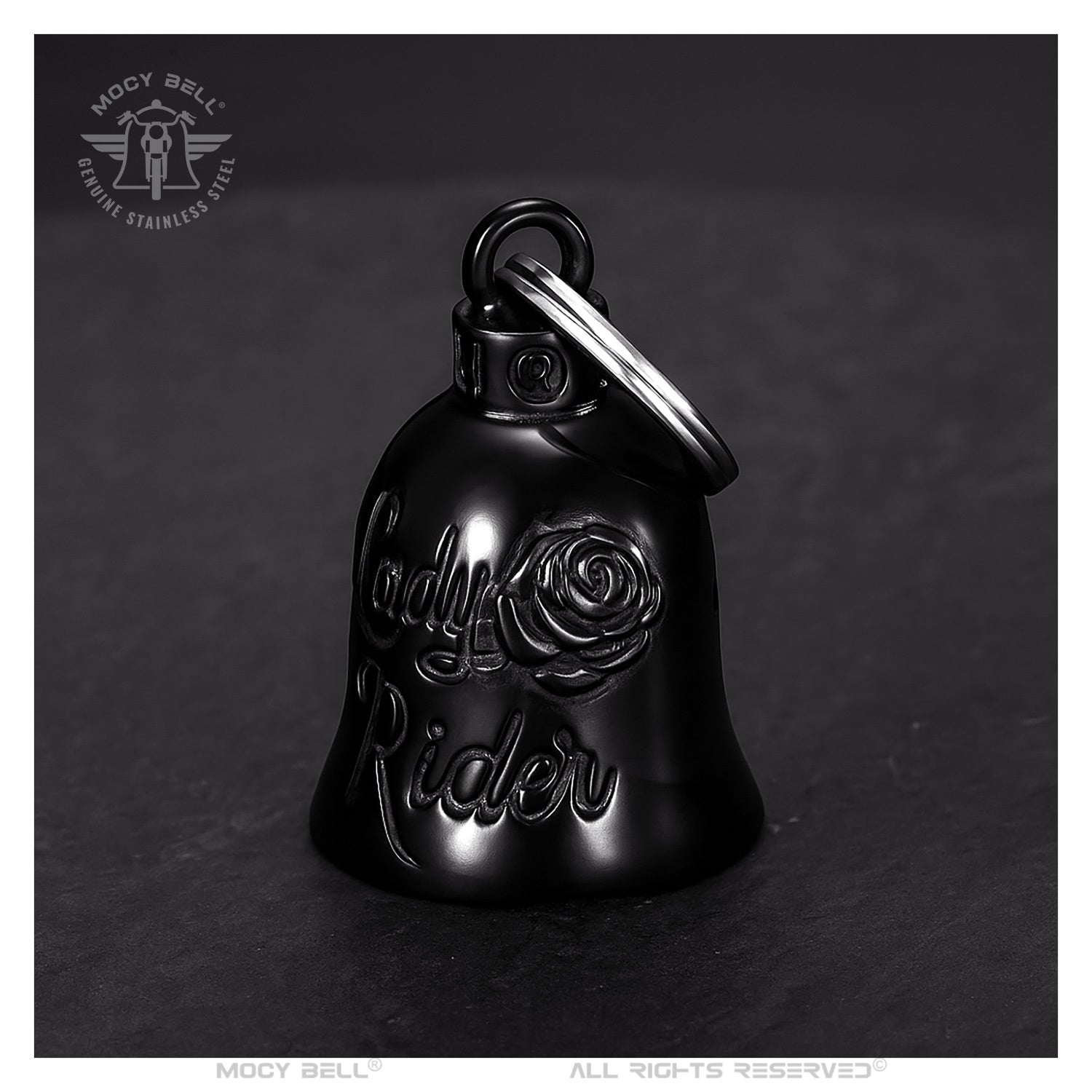 Clochette moto Lady Rider pour femme, finition noire titane avec gravure rose, porte-bonheur motarde élégant et symbole de protection.
