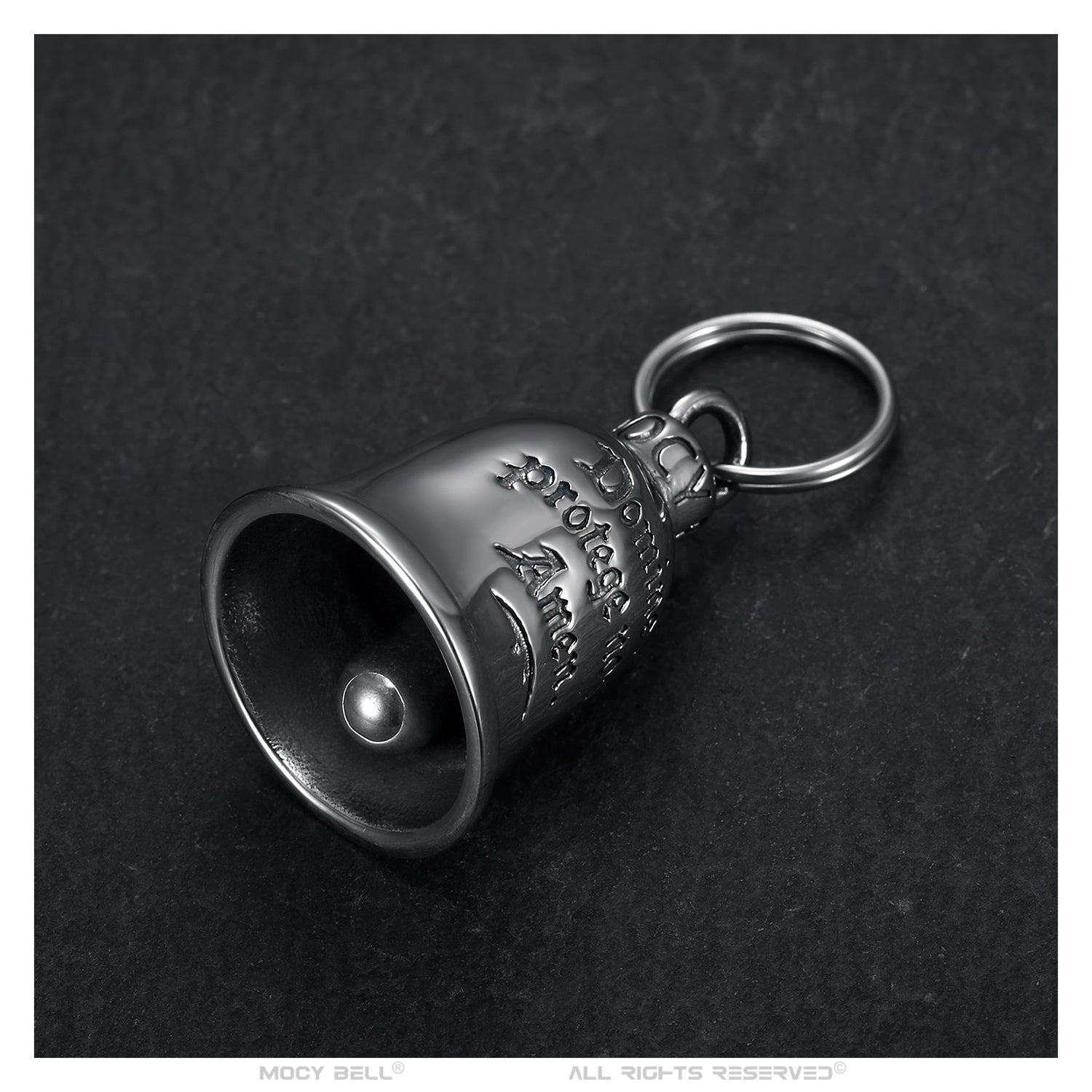 Clochette moto mains en prière en acier couchée mettant en valeur les détails du design