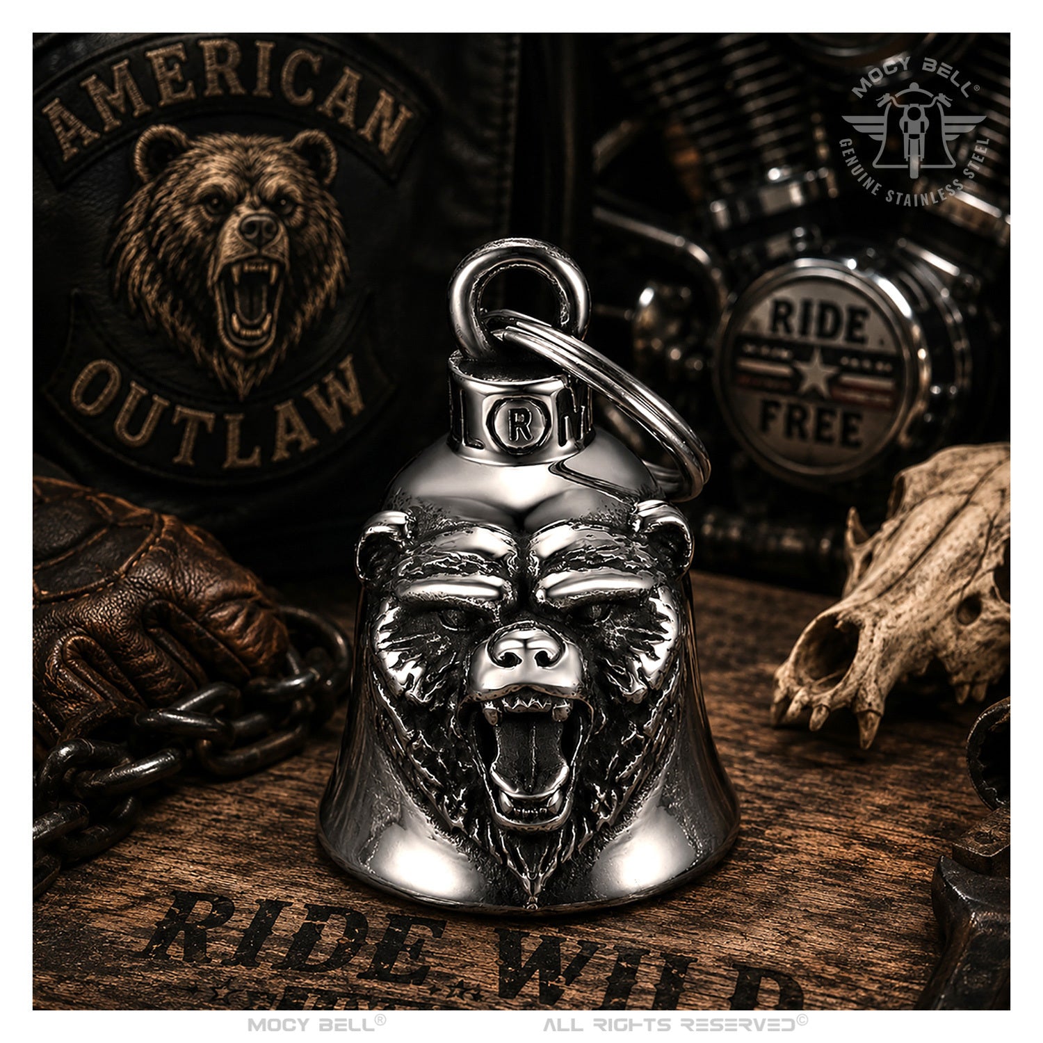 Clochette moto ours dans un univers biker vintage avec accessoires moto