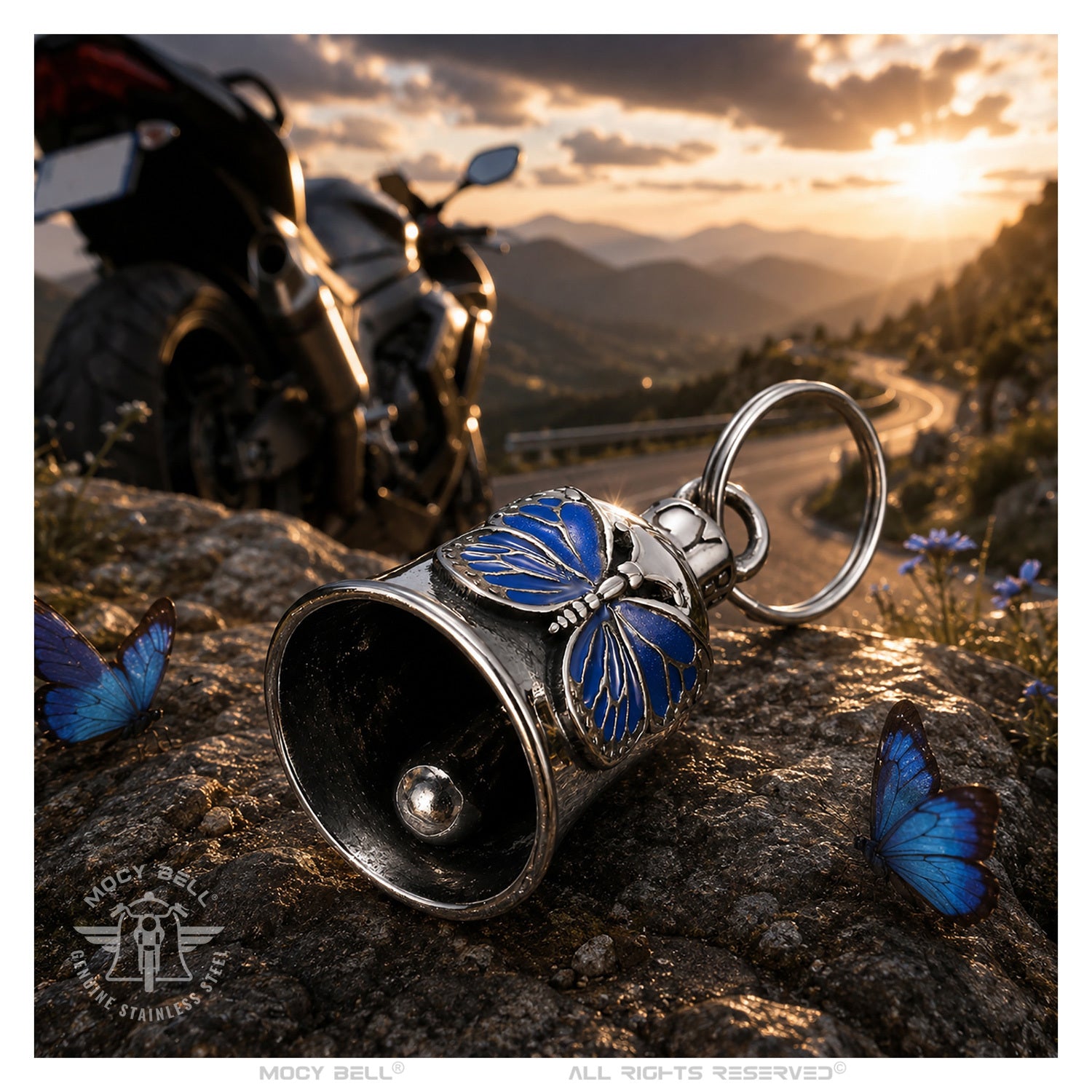 Clochette moto papillon bleu dans un univers biker sur la route