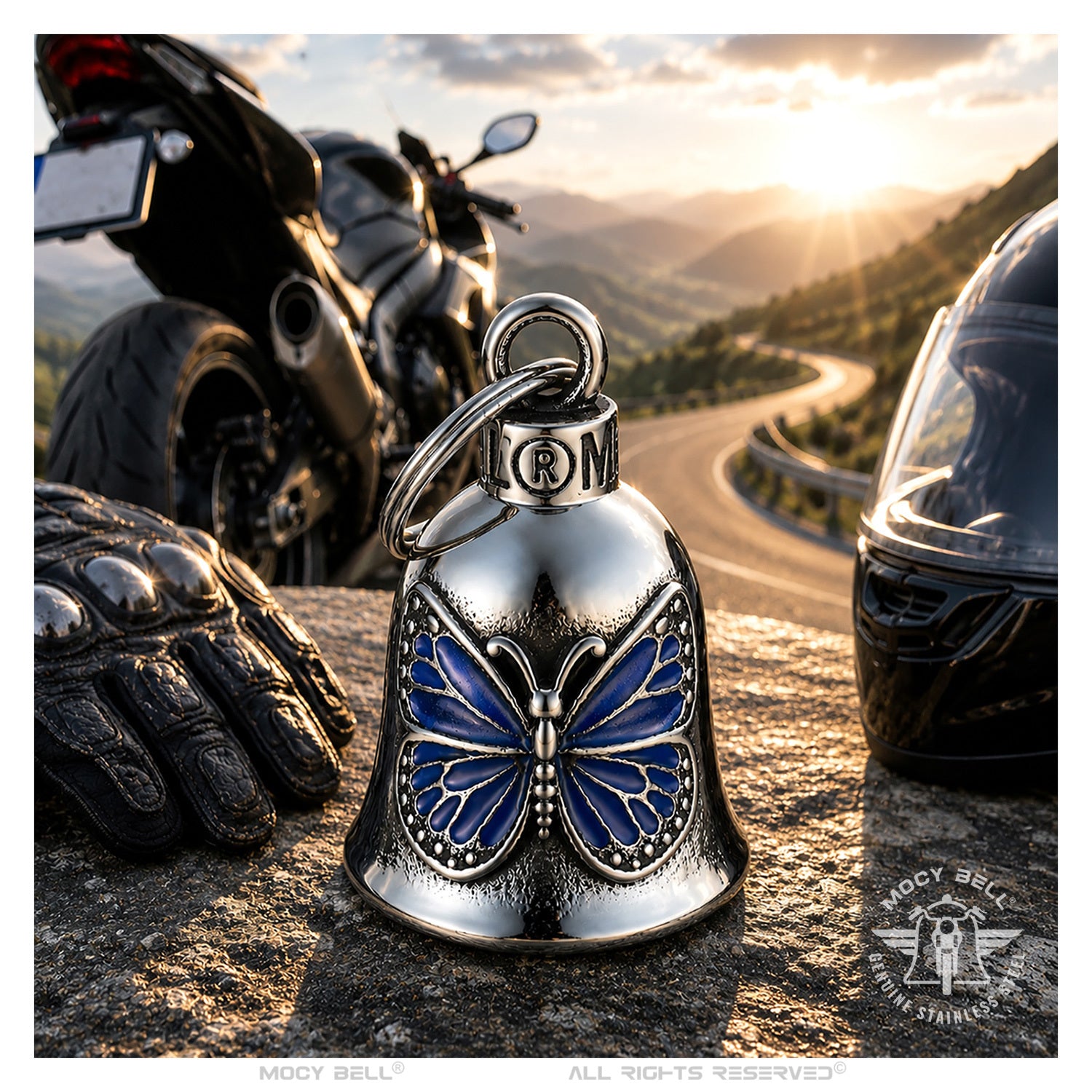 Détail de la Gremlin Bell papillon bleu près d'une moto et d'accessoires biker