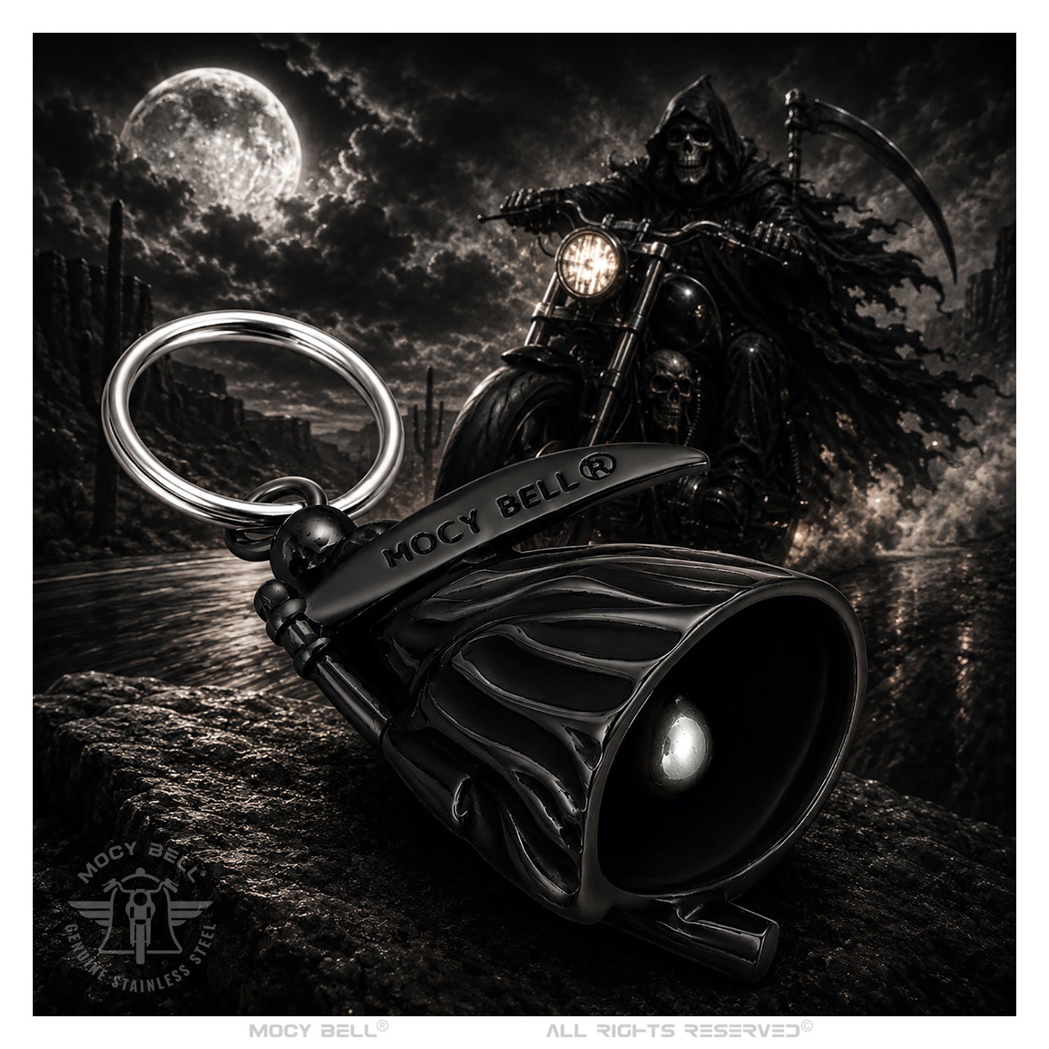 Gremlin Bell Faucheuse noir titane posée devant une moto dans une ambiance nocturne
