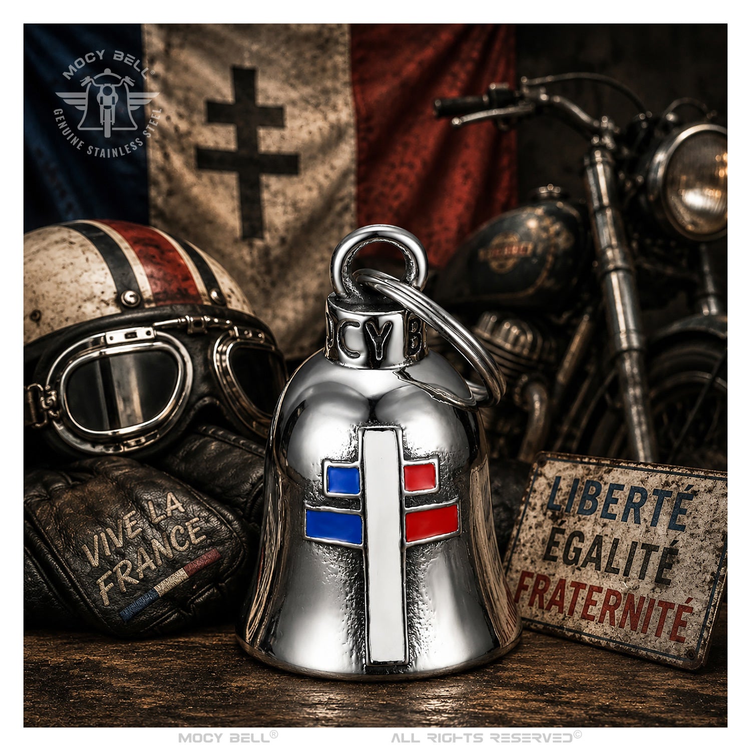 Guardian Bell Croix de Lorraine bleu blanc rouge près d une moto et d accessoires biker